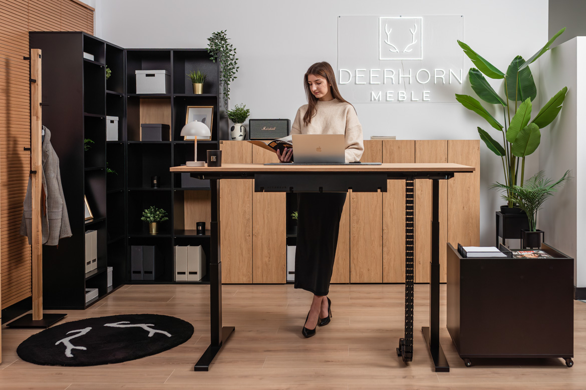 komplet mebli z biurkiem regulowanym i pojemnym kontenerkiem