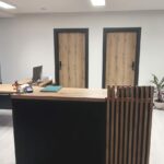 Lada recepcyjna z lamelami