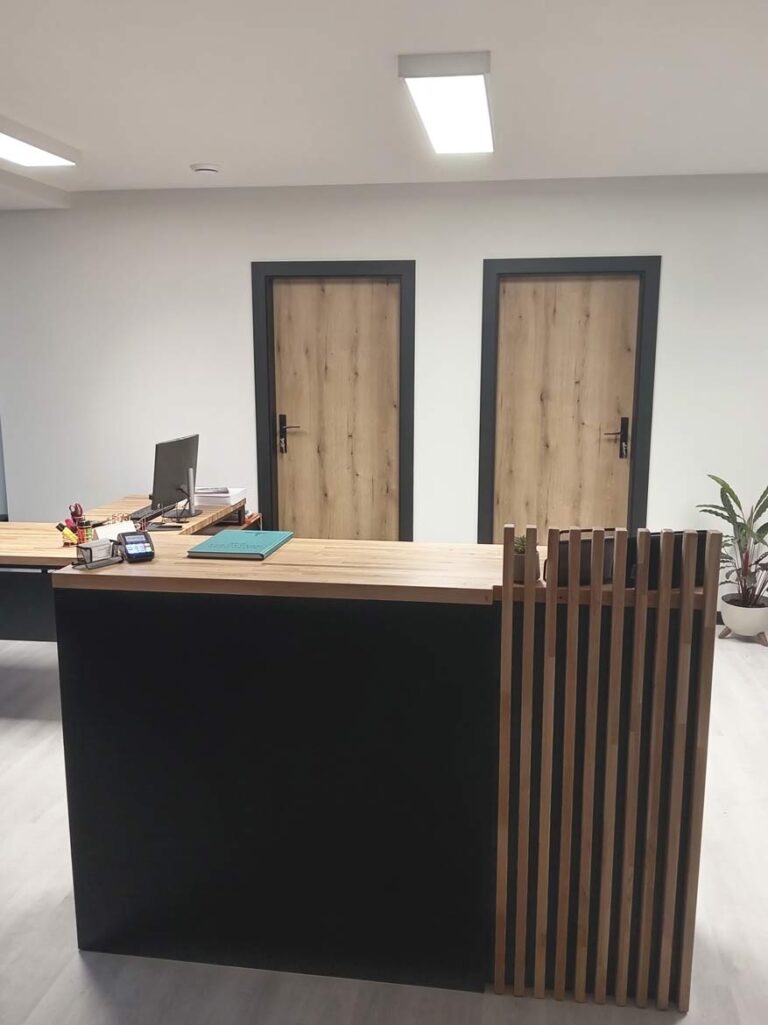 Lada recepcyjna z lamelami