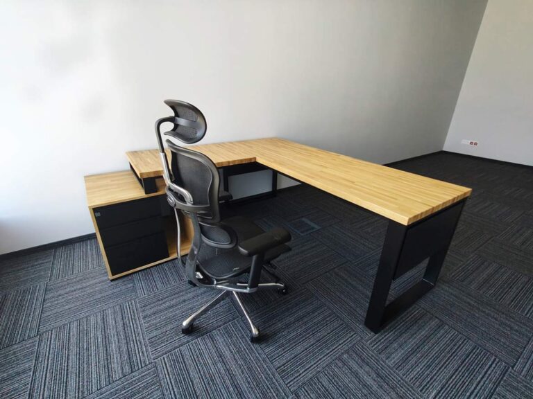 Narożne biurko z kontenerkiem dla firmy Compal w Czeladzi