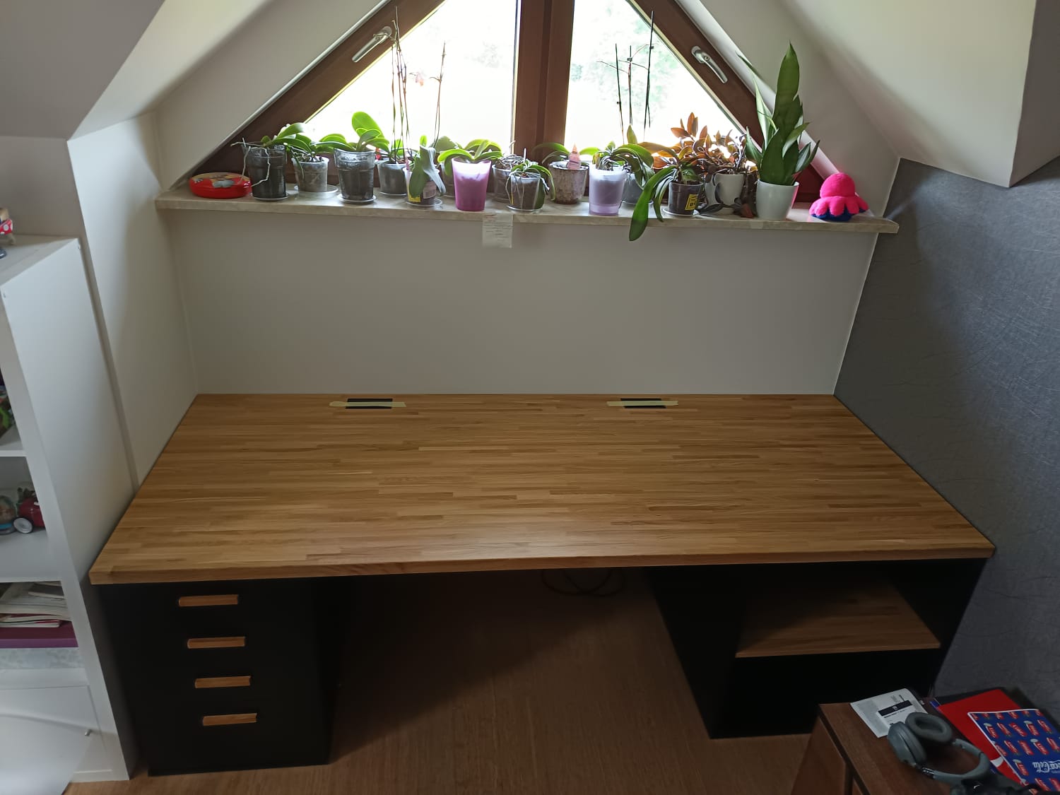 Nietypowe biurko pod oknem na poddaszu dla Pani Karoliny z Poznania