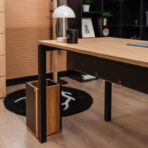 nowoczesne biurko do gabinetu z metalowymi nogami i blatem z imitacją drewna