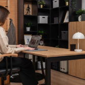 nowoczesne biurko z imitacją naturalnego drewna do biura