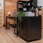 nowoczesne biurko z szafką pod drukarkę i półkami na segregatory