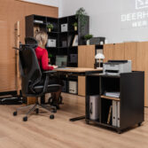 podnosozne biurko z kontenerkiem do codziennej pracy przy komputerze