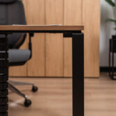 stabilne biurko gabinetowe z wykończeniem drewnopodobnym