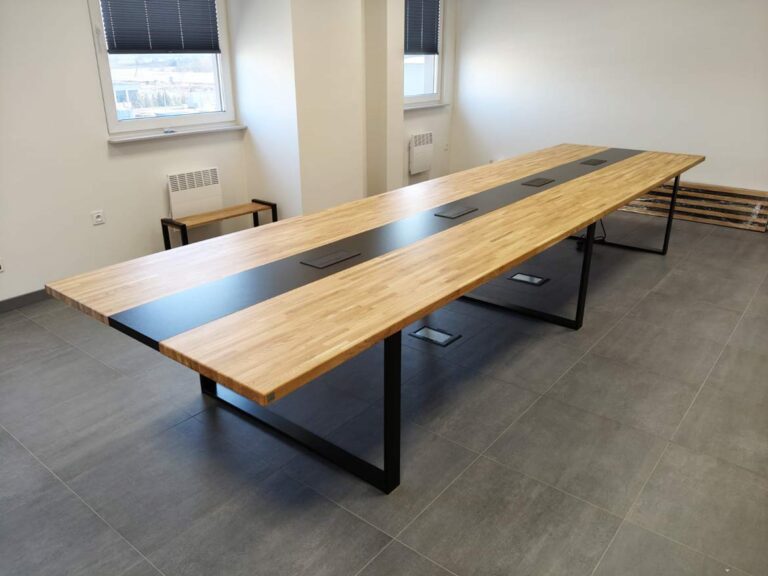 Stół konferencyjny dla Grupy Polmlek w Raciążu