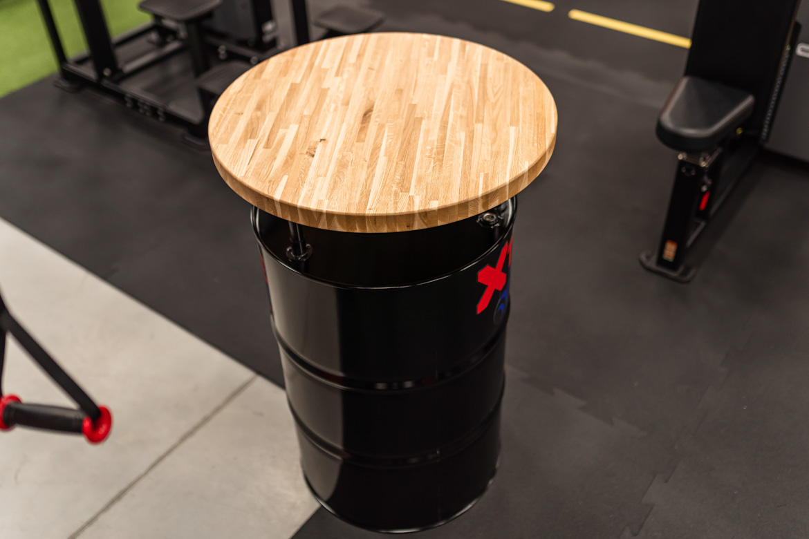 stolik beczka z logotypem klubu fitness i siłowni