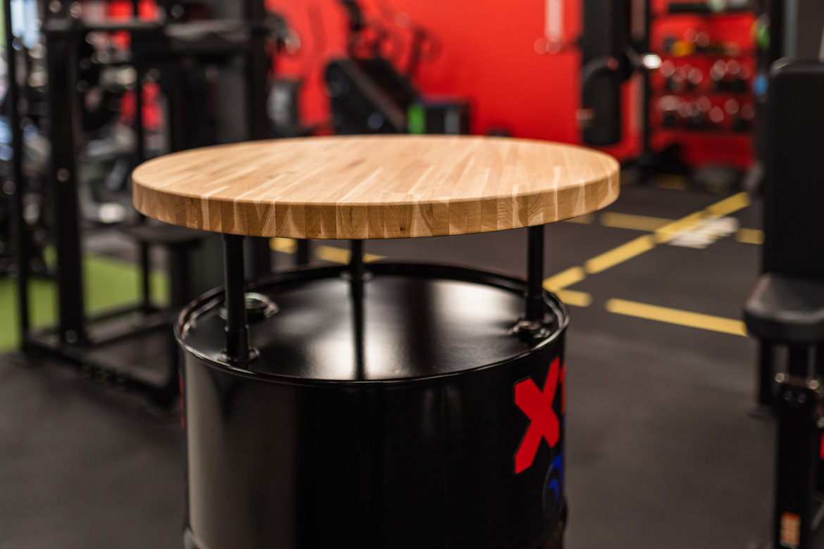 stolik personalizowany pod identyfikację marki klubu