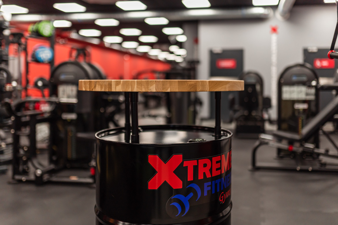 stolik wysoki beczka z drewnianym blatem do siłowni