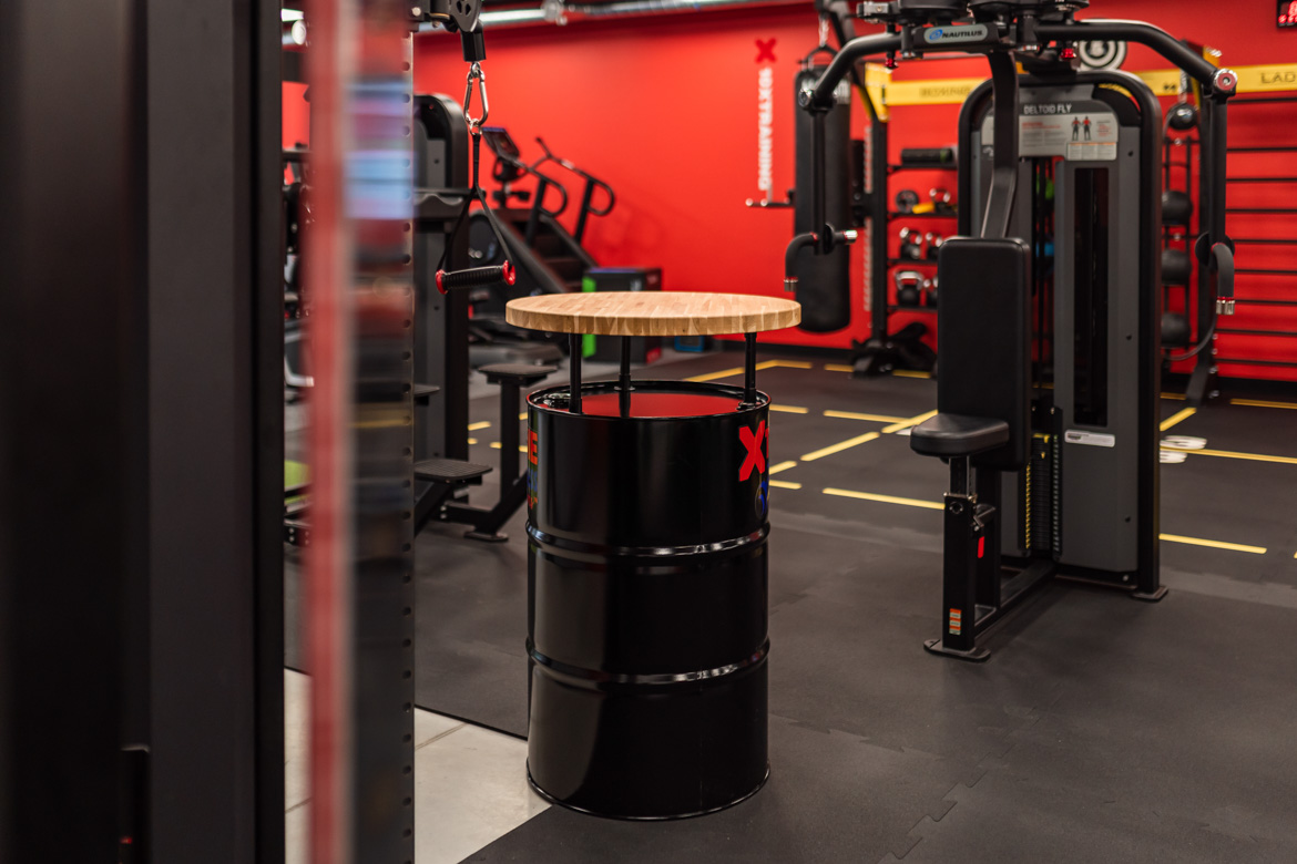 stolik z beczki z brandingiem siłowni