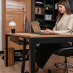 wytrzymałe biurko z imitacją drewna odporne na zarysowania