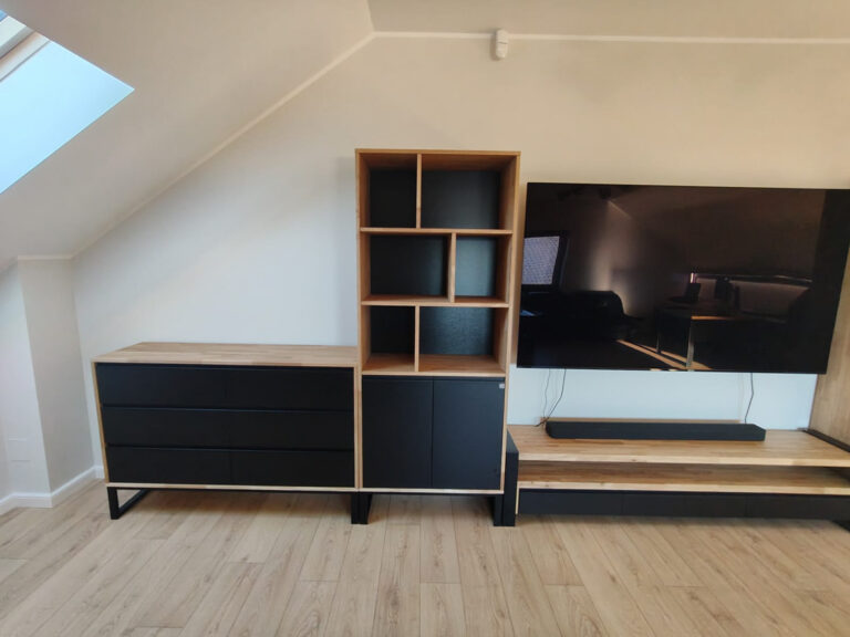 Zabudowa meblowa na poddaszu domu Pana Karola w Paniówkach