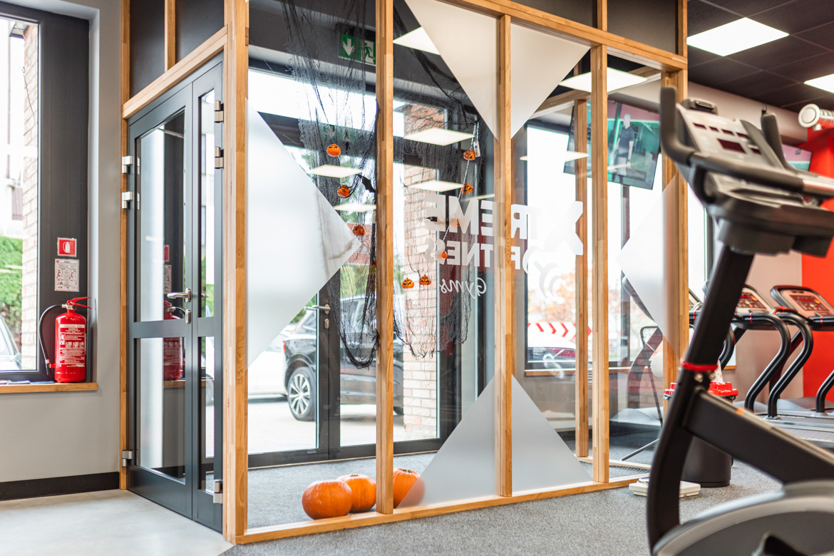 zabudowa wejściowa klub fitness siłownia