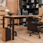 biurko komputerowe z kontenerem i czarną metalową ramą