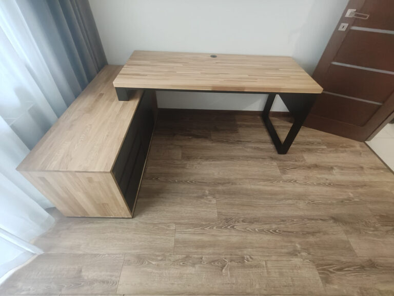 Biurko narożne z powiększonym kontenerem dla firmy DA GRASSO S.C. w Dzierżoniowie