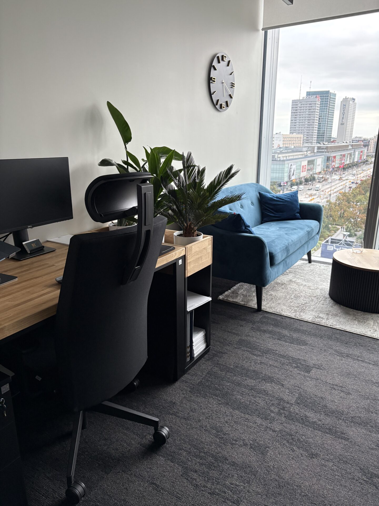 Biurko z kontenerkiem dla kancelarii KKF Fulder Klocek Kosior Kochański w Warszawie