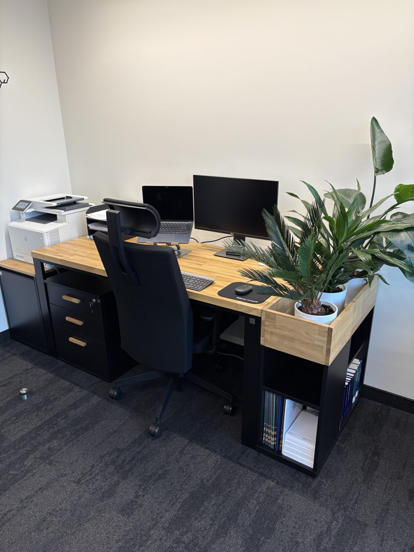 Biurko z kontenerkiem dla kancelarii KKF Fulder Klocek Kosior Kochański w Warszawie