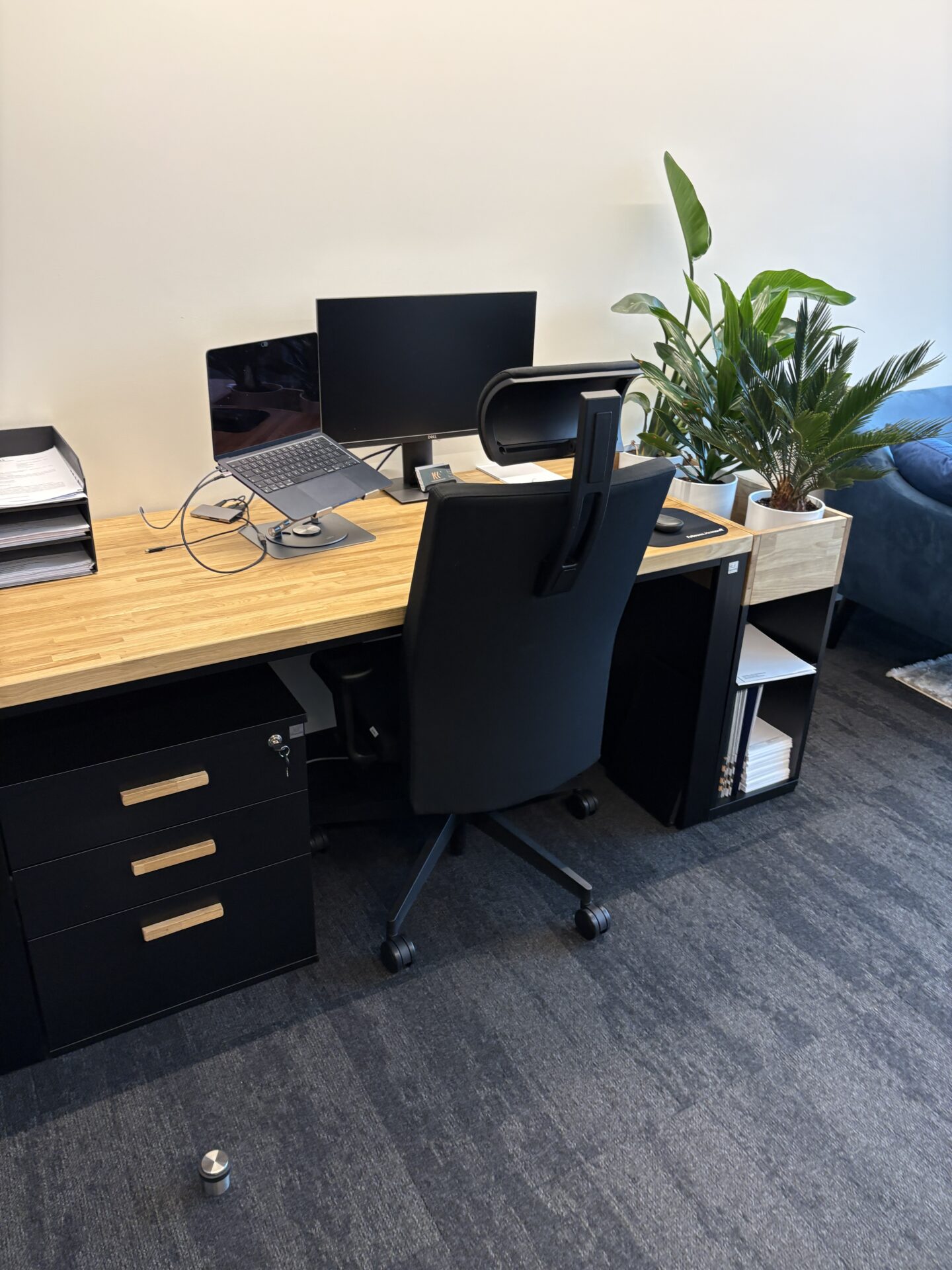 Biurko z kontenerkiem dla kancelarii KKF Fulder Klocek Kosior Kochański w Warszawie