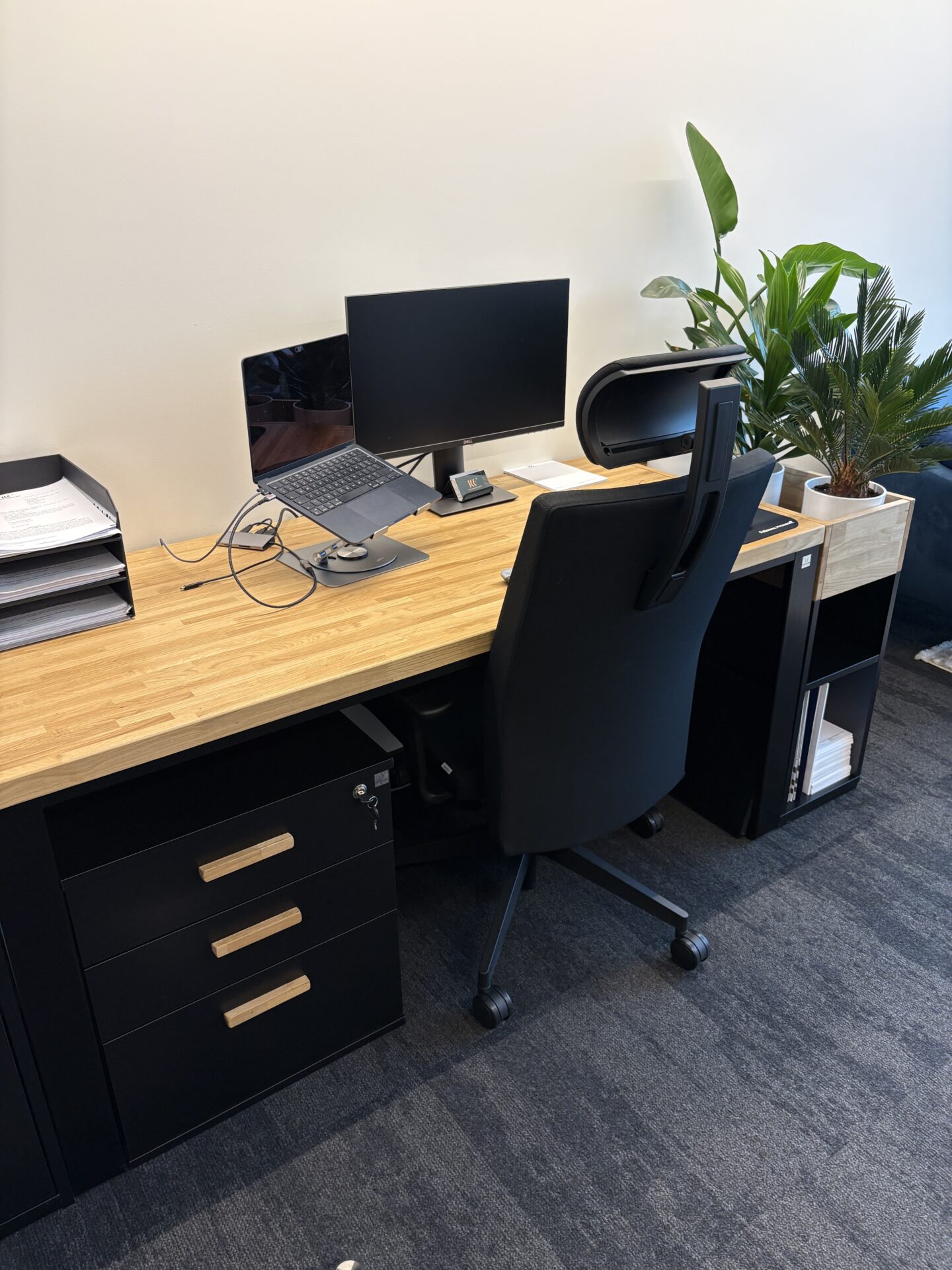 Biurko z kontenerkiem dla kancelarii KKF Fulder Klocek Kosior Kochański w Warszawie