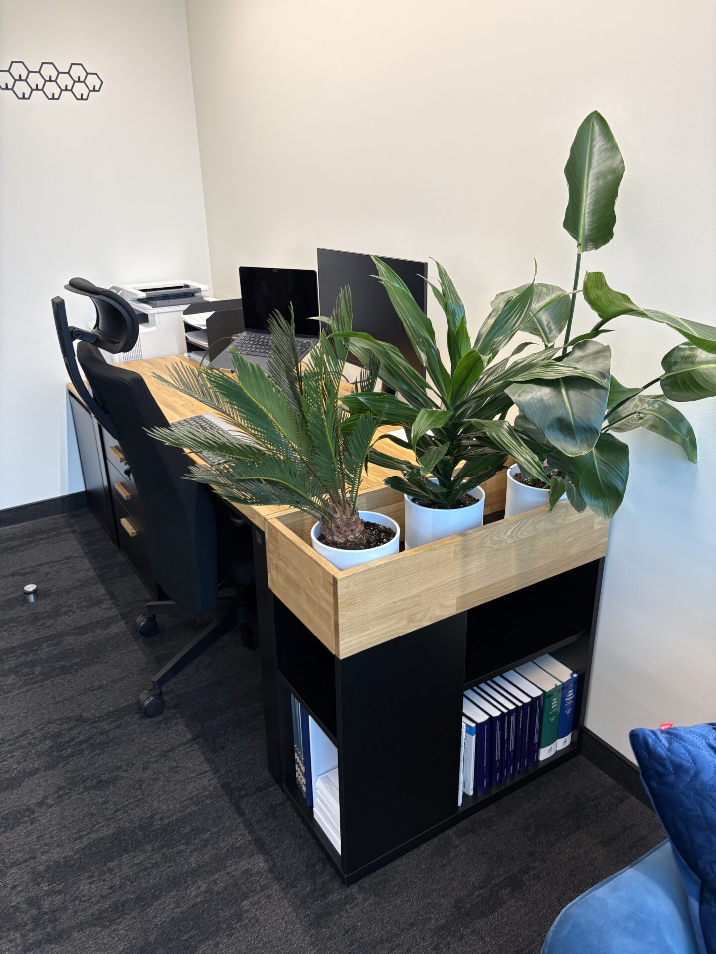 Biurko z kontenerkiem dla kancelarii KKF Fulder Klocek Kosior Kochański w Warszawie