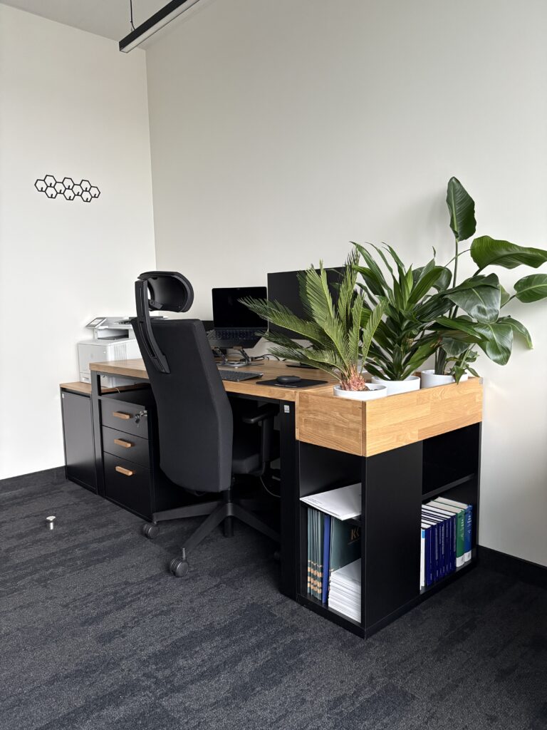 Biurko z kontenerkiem dla kancelarii KKF Fulder Klocek Kosior Kochański w Warszawie