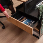 biurko z kontenerkiem na metalowej ramie do nowoczesnych wnętrz