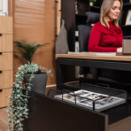 biurko z metalowymi nogami i drewnopodobnym wykończeniem blatu