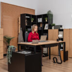 biurko z szafką boczną i pojemną szufladą do biura