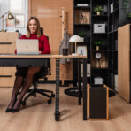 biurko z szerokim blatem do nowoczesnych wnętrz biurowych