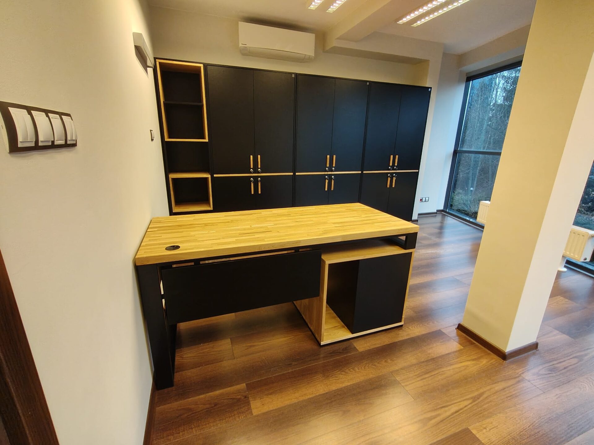 Biurko z zabudową szaf dla Pani Anny z branży finansowej w Krakowie