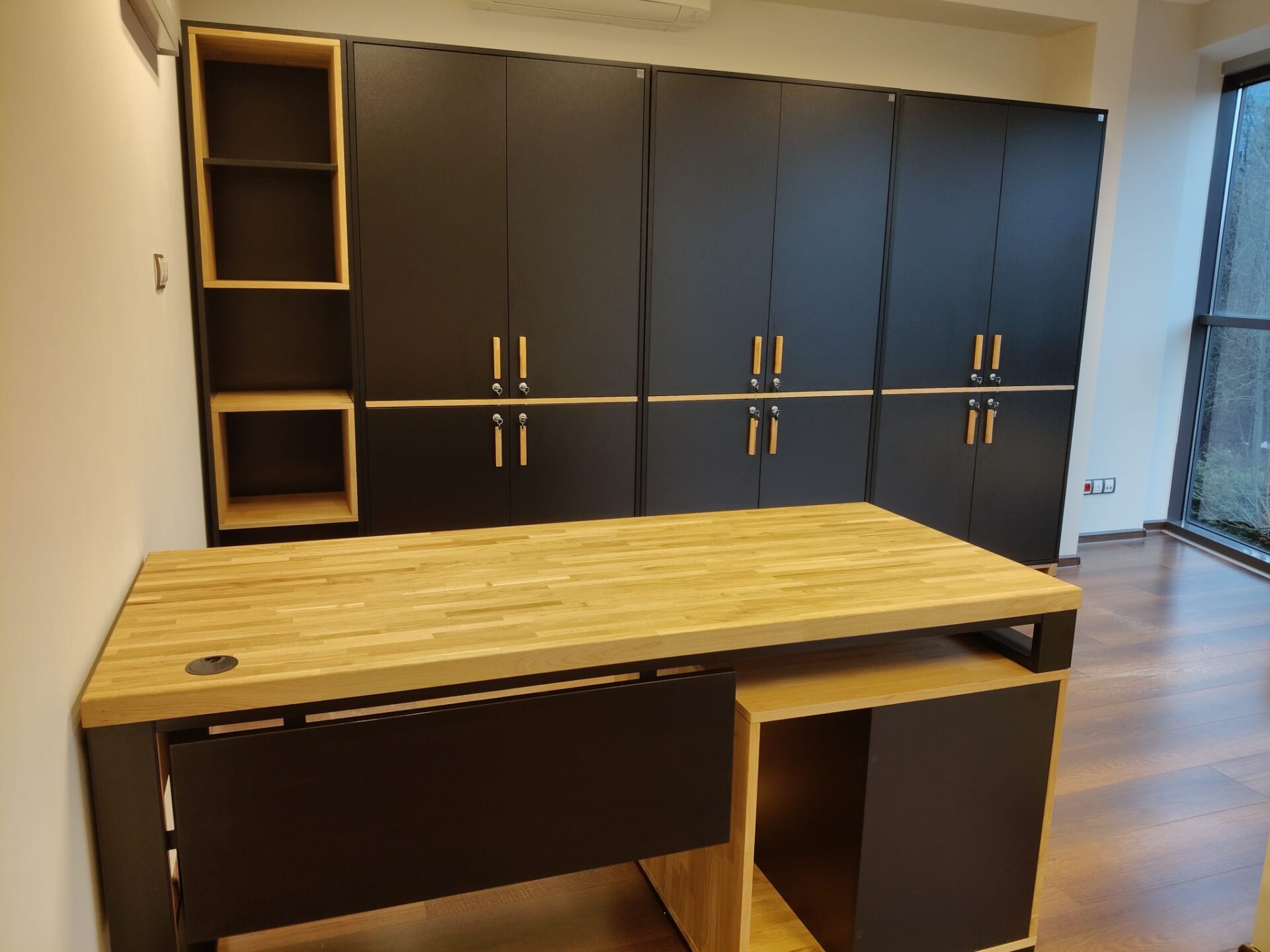 Biurko z zabudową szaf dla Pani Anny z branży finansowej w Krakowie