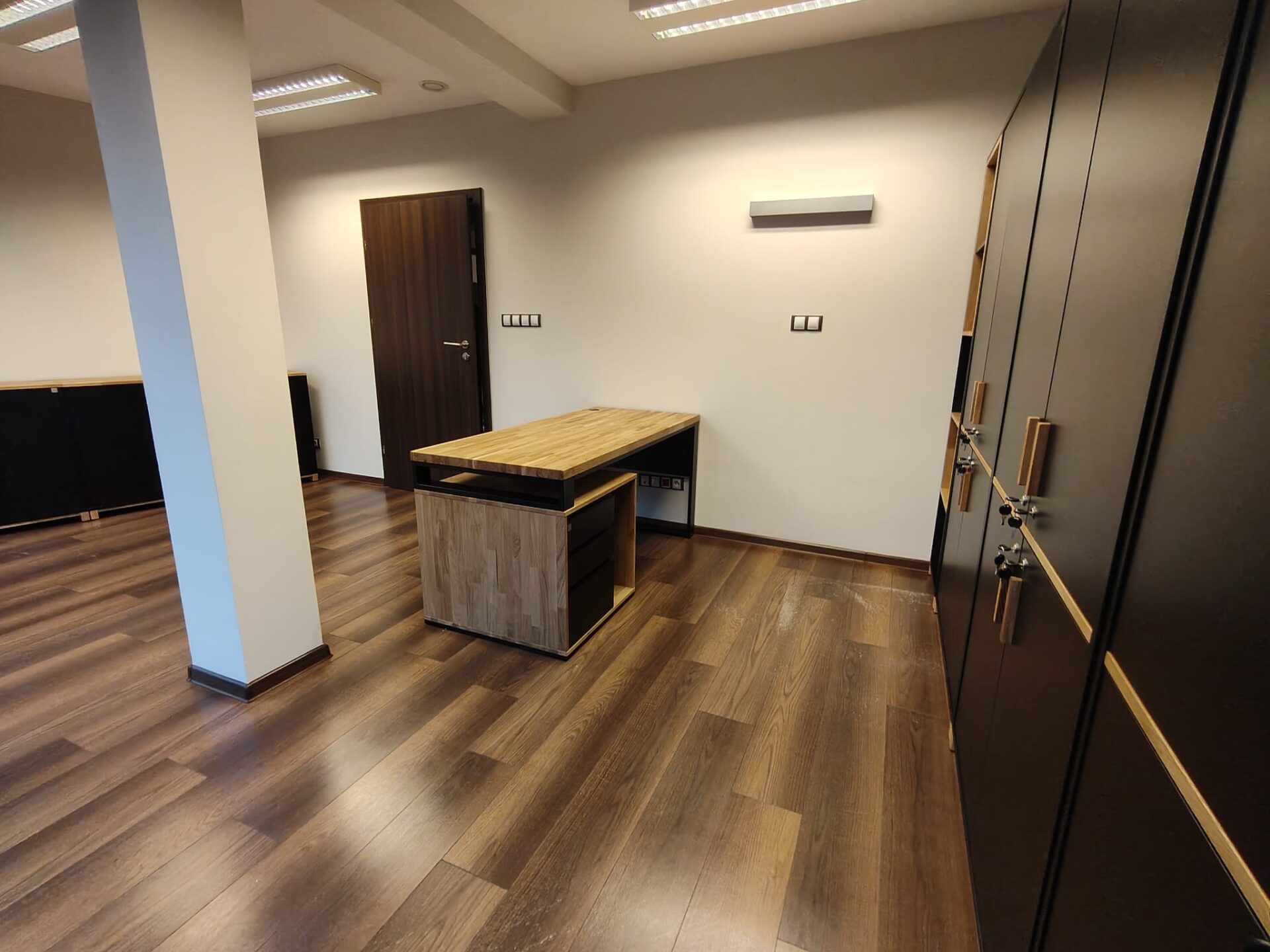 Biurko z zabudową szaf dla Pani Anny z branży finansowej w Krakowie