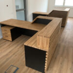 Dwie lady recepcyjne z lamelami dla SenCom GmbH w Feldkirchen-Westerham koło Monachium w Niemczech