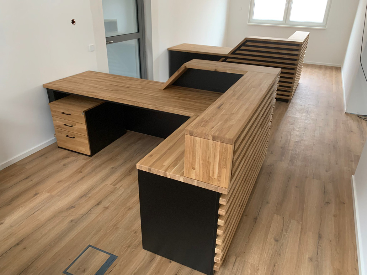 Dwie lady recepcyjne z lamelami dla SenCom GmbH w Feldkirchen-Westerham koło Monachium w Niemczech