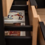 komoda biurowa na wysokich nogach z pojemnymi szufladami