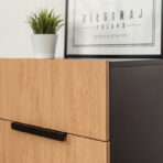 komoda biurowa z szufladami w dębowej kolorystyce