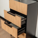 komoda z metalowymi nogami zapewniająca stabilność i wytrzymałość