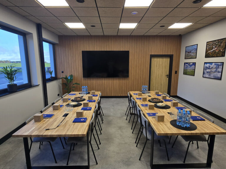 Meble do sali konferencyjnej i biur dla Aeroklubu Ostrowskiego w Ostrowie Wielkopolskim