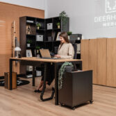 minimalistyczne biurko drewniane do nowoczesnego biura