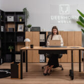 modułowe meble do biura z czarnymi regałami