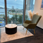 Ryflowany stolik kawowy dla kancelarii prawniczej w Warszawie