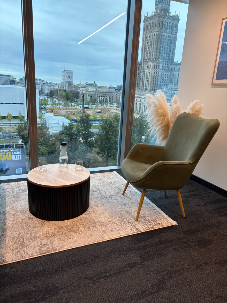 Ryflowany stolik kawowy dla kancelarii prawniczej w Warszawie