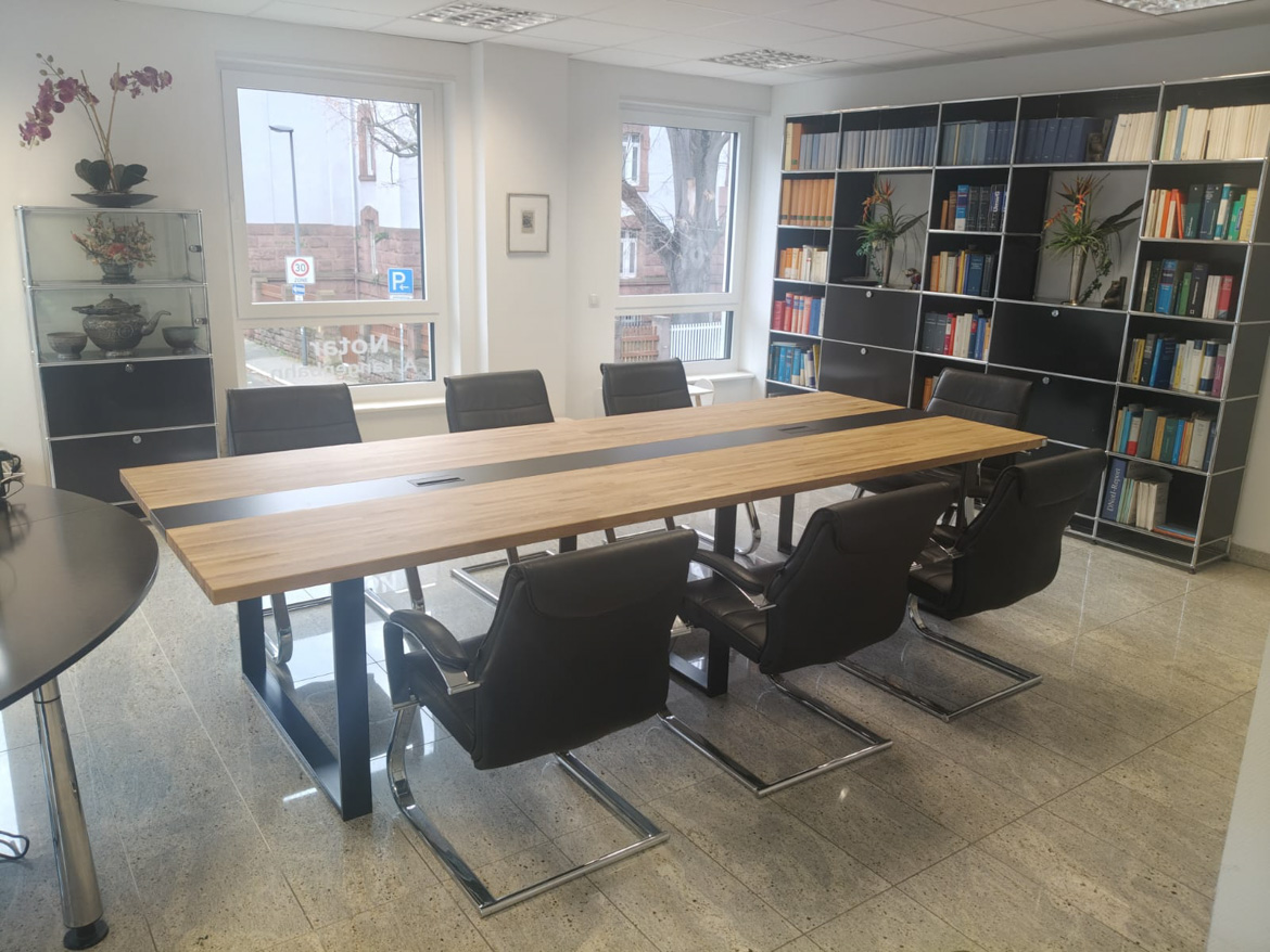 Stół konferencyjny dla kancelarii notarialnej w Neustadt an der Weinstrasse (Niemcy)