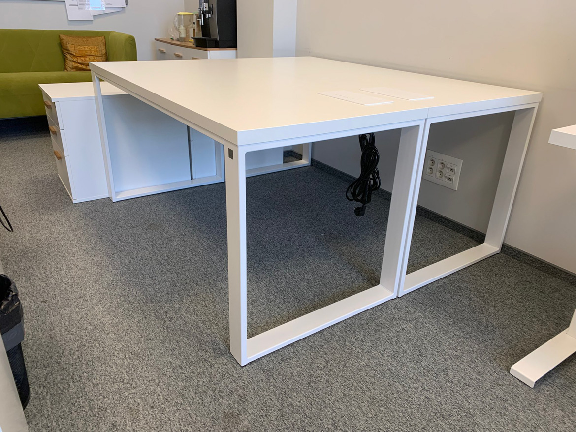 Wyposażenie biura w białe meble z pojemnymi kontenerkami dla firmy Bioceltix S.A.