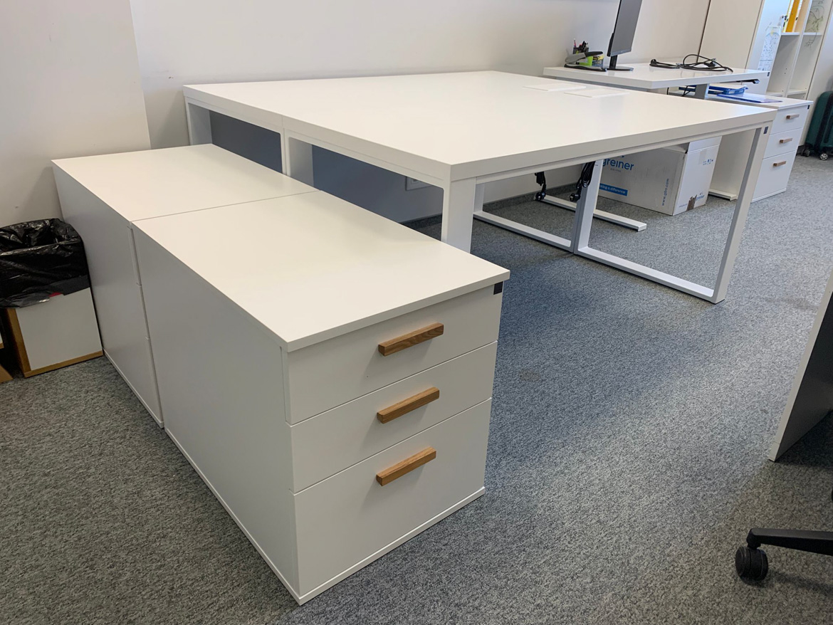 Wyposażenie biura w białe meble z pojemnymi kontenerkami dla firmy Bioceltix S.A.