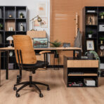 zestaw nwooczesnych mebli biurowych z czarnymi regałami drewnopodobnymi frontami