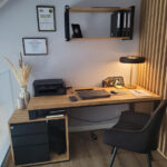 Biurko z kontenerkiem i półką ścienną do domowego biura Pani Eweliny spod Warszawy