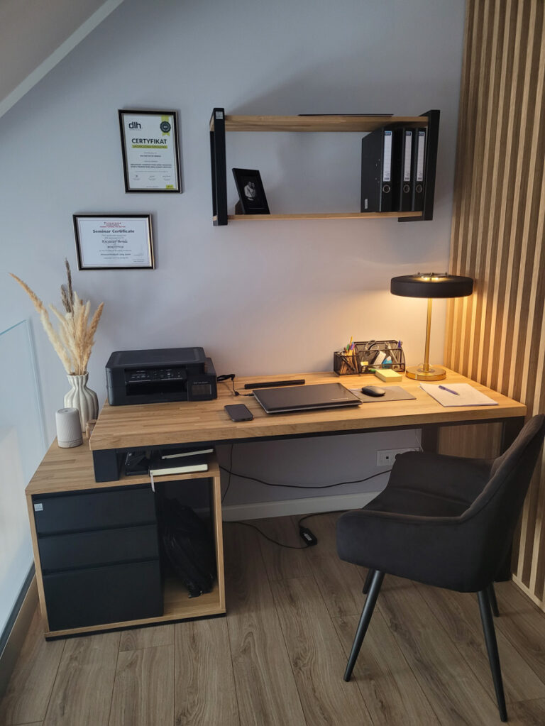 Biurko z kontenerkiem i półką ścienną do domowego biura Pani Eweliny spod Warszawy