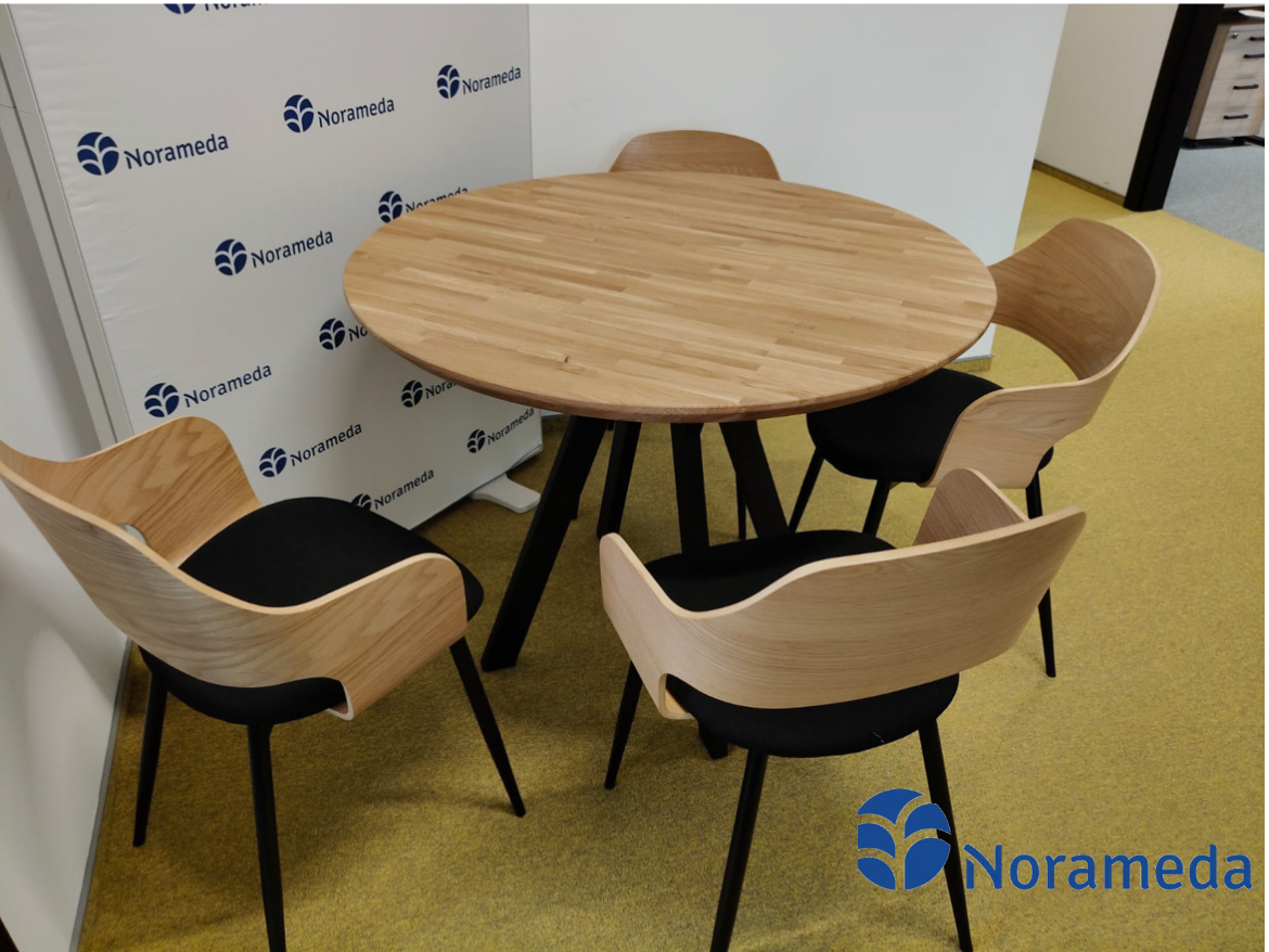 Debowy-okragly-stol-dla-firmy-Norameda-z-Warszawy